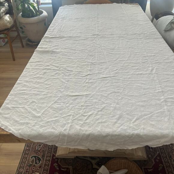 Vintage White Fleur De Lis Embroidered Linen Tablecloth Oval 58" x 90” - Picture 1 of 10